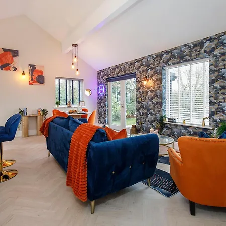 Rosewood With Hot Tub Apartment