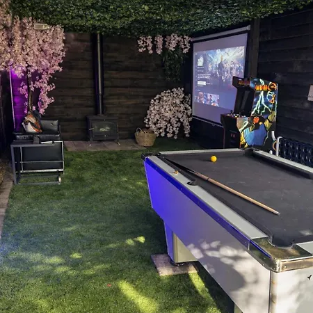Rosewood With Hot Tub Apartment