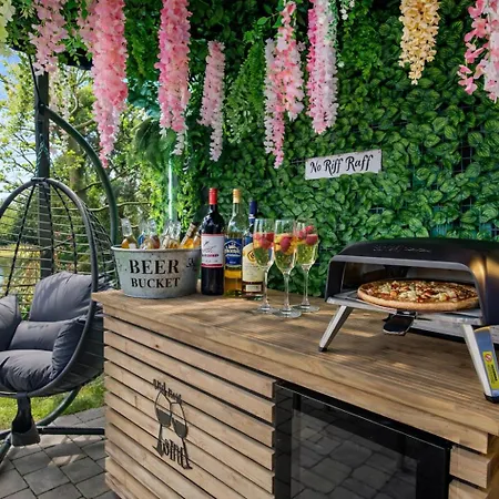 Rosewood With Hot Tub Apartment