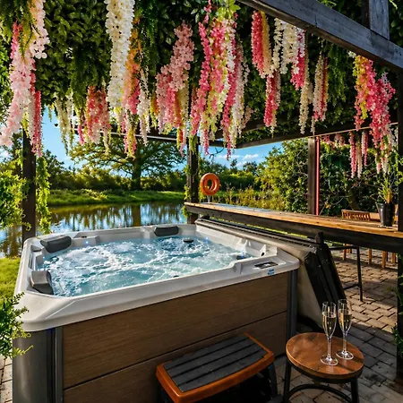 Rosewood With Hot Tub 公寓