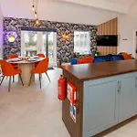 Rosewood With Hot Tub