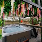 Rosewood With Hot Tub *